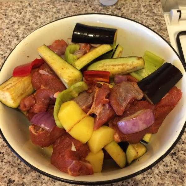Мясо крупно нарезать. Смешать мясо, овощи и оставшуюся ложку сухой аджики. Дать постоять 5 минут.