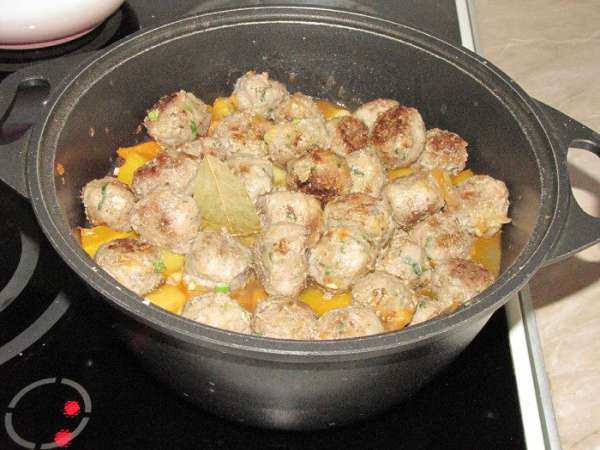 За 5 минут до готовности сверху выложить мясные шарики, один лавровый лист и измельченный чеснок, тушить под крышкой. За 5 минут до готовности сверху выложить мясные шарики, один лавровый лист и измельченный чеснок, тушить под крышкой.