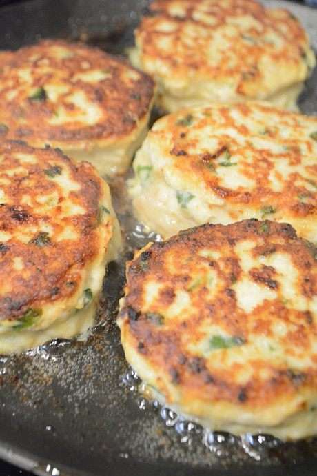 Сковороду разогреть с растительным маслом. Мокрыми руками сформировать котлеты и обжарить с 2-х сторон до золотистого цвета! Примерно по 2-3 минуты с каждой стороны.