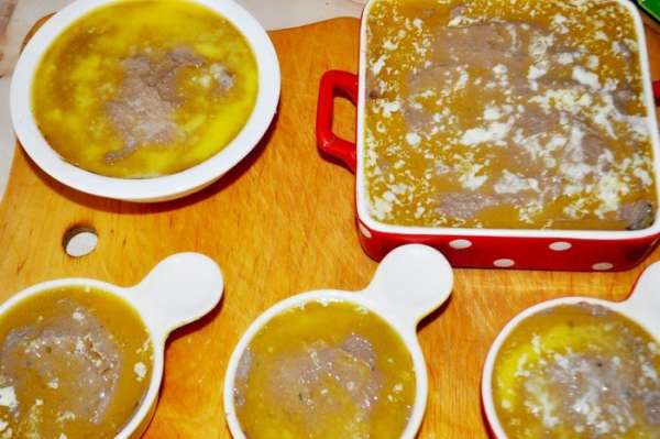 Разложить готовый паштет по формочкам. Оставшееся масло растопить, полить им паштет. Сверху посыпать тимьяном и горошками разноцветного перца. Поставить в холодильник минимум на 6 часов, а лучше на ночь. Разложить готовый паштет по формочкам. Оставшееся масло растопить, полить им паштет. Сверху посыпать тимьяном и горошками разноцветного перца. Поставить в холодильник минимум на 6 часов, а лучше на ночь.