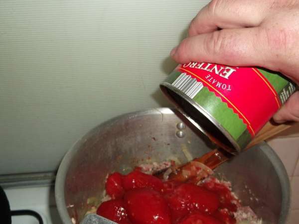 премалываем мясо,лук,чеснок,солим,перчим,выкладываем в кастрюлю с толстым дном,с уже разогретым маслом,перемешиваем мин.5 добавляем нарезанную кружочками колбасу,перемешиваем и прожариваем мин 10,выливаем помидоры премалываем мясо,лук,чеснок,солим,перчим,выкладываем в кастрюлю с толстым дном,с уже разогретым маслом,перемешиваем мин.5 добавляем нарезанную кружочками колбасу,перемешиваем и прожариваем мин 10,выливаем помидоры