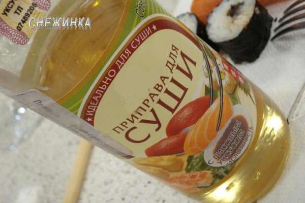 После того, как рис готов, его необходимо смешать с суши-рис соусом. Для этого растворить соль и сахар в рисовом уксусе, можно предварительно немного! нагреть. 
Смешивать рис с соусом лучше всего в деревянной кадке, немного влажной, чтобы от соприкосновения с сухой поверхностью рис не сох. Теперь рис для суши готов!
