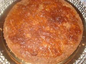 Затем укладываем маковый корж. Сбрызгиваем пропиткой из разведенного кофе с ликером.