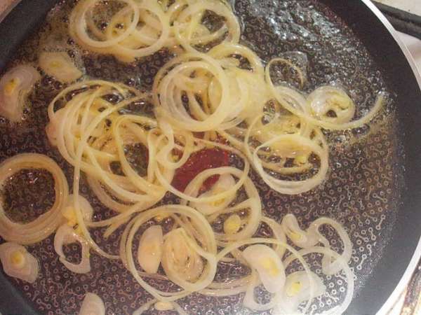 лук нарезать тонкими кольцами,обжарить,добавив перец и соль по вкусу