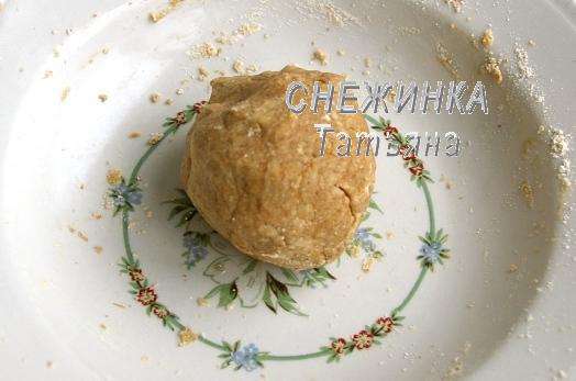 Вливаем чай и оливковое масло, вымешиваем тесто. 