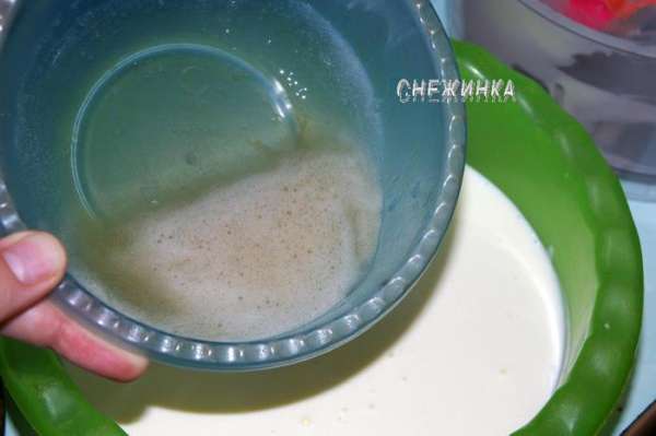 Желатин замачиваем в воде,  даём набухнуть, затем распускаем на водяной бане, не дав закипеть. Я его ещё процедила сквозь сито, на всякий случай, чтобы избежать комков. Часть крема (4 - 5 ст. л.) откладываем, они пригодятся после. Тонкой струйкой вливаем желатин в крем, постоянно взбивая миксером или в комбайне (это важно!). 