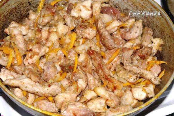 Кладем мясо в сковороду к луку и моркови. Перемешиваем. Добавляем вино, выпариваем несколько минут. Кладем мясо в сковороду к луку и моркови. Перемешиваем. Добавляем вино, выпариваем несколько минут.