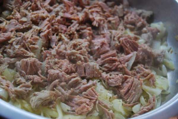 Добавим мясо,соль,перец.