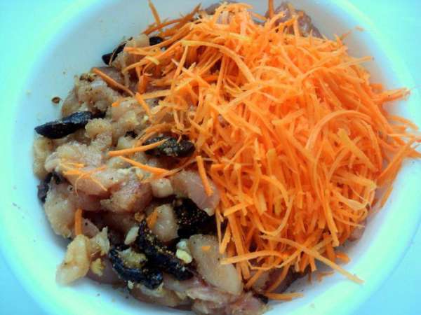 Морковь натереть на терке для корейской морковки, добавить к мясу.