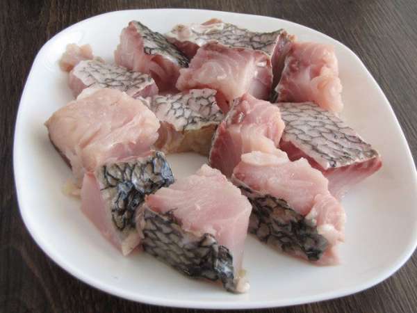 Филе порезать на крупные кусочки.