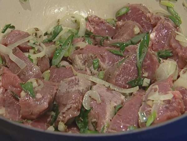 Отправить в кастрюлю к луку нарезанное мясо и обжарить его со всех сторон.