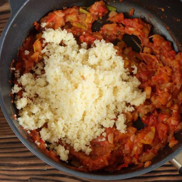 Перемешиваем кускус с овощами.