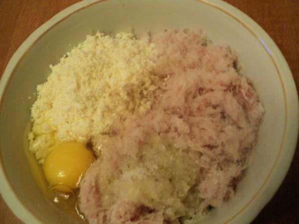 Филе трески измельчить мясорубкой или блендером вместе с луком и чесноком. Добавить творог, яйцо, муку и специи.