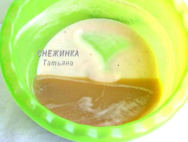Картофельному соку даём постоять несколько минут. Затем аккуратно его сливаем, а крахмал, который образуется на дне, добавляем в полученную картофельную массу.