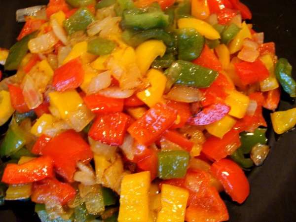 Добавить порезанный кубиками перец, жарить до золотистой корочки, но так. чтобы остался хруст. Выложить на тарелку. Добавить порезанный кубиками перец, жарить до золотистой корочки, но так. чтобы остался хруст. Выложить на тарелку.