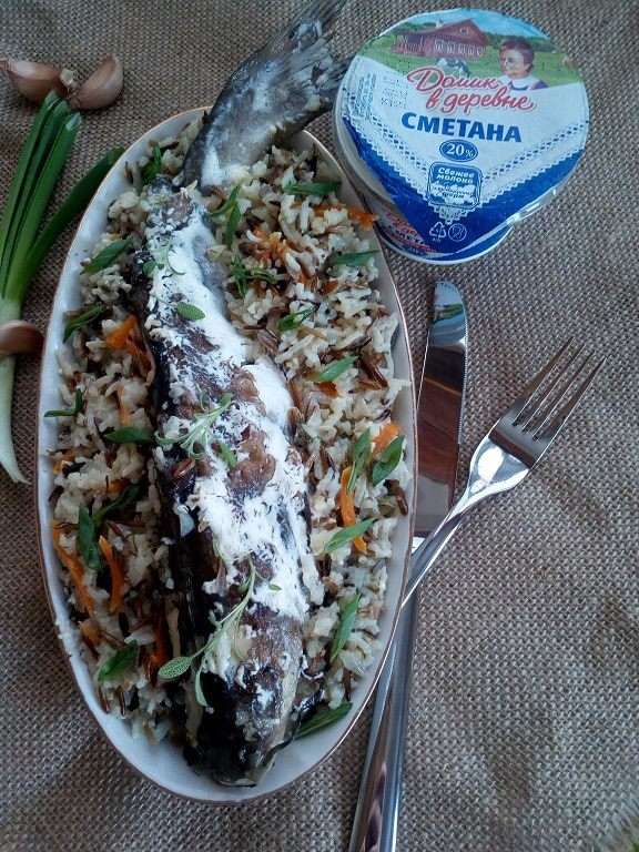 Подаем рыбу с рисом и овощами, добавив свежей зелени.
