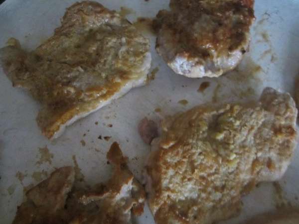 Мясо обжарить с двух сторон на оливковом масле (2 ст.л.) до  образования румяной корочки