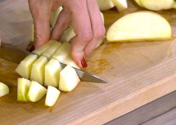 Яблоко, удалив сердцевину, нарезать крупными кусочками.