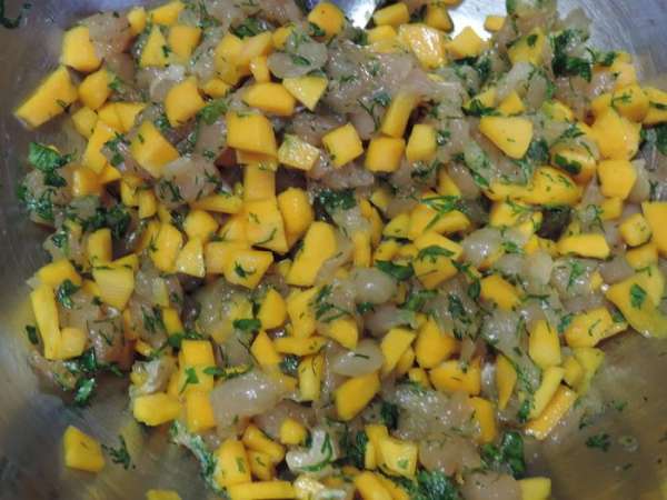 Солим по вкусу и все тщательно вымешиваем руками. Солим по вкусу и все тщательно вымешиваем руками.