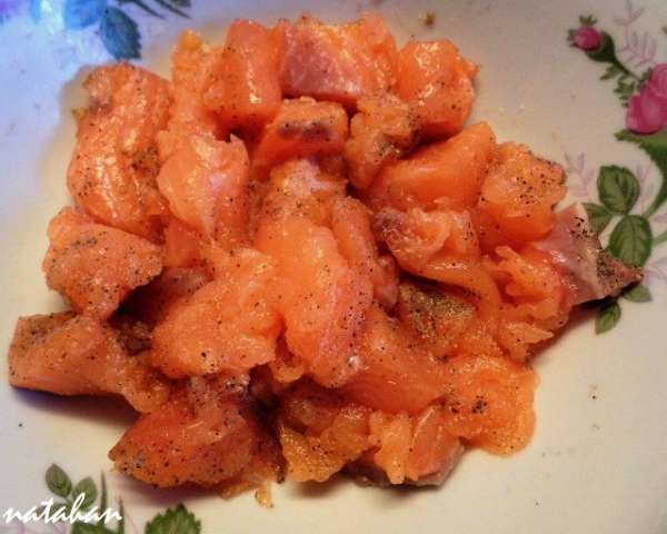 Рыбу очистить от косточек и кожи, помыть её, обсушить бумажным полотенцем и порезать на кусочки 2х2х2 см, посолить, поперчить, почесночить. Перемешать.