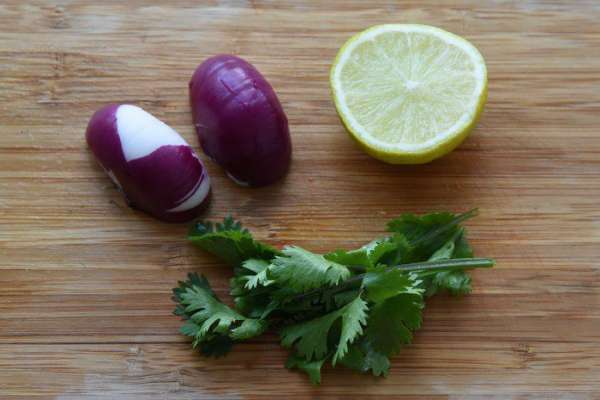 Луковицу и кинзу также мелко нарезать. 
Кинзу берем по вкусу. Она должна лишь подчеркнуть вкус овощей, сделать их ярче.