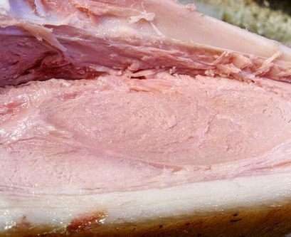 Вот такая она если достать и все. Можно нарезать как ветчину, сочная, тающая во рту, это очень вкусно.