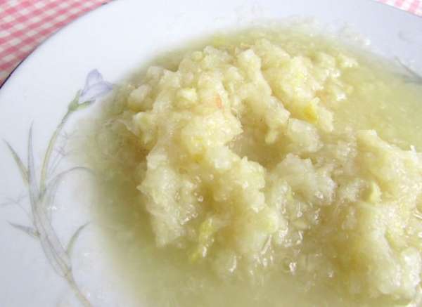 Лимон (вместе с кожей) пропустить через мясорубку. Лимон (вместе с кожей) пропустить через мясорубку.