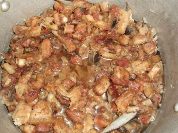 выкладываем мясо,солим и так же на среднем огне обжариваем его, периодически (минут через 15) помешиваем, где-то час выкладываем мясо,солим и так же на среднем огне обжариваем его, периодически (минут через 15) помешиваем, где-то час