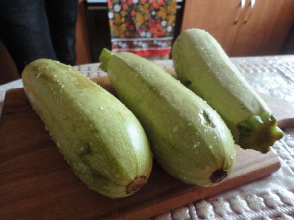 Кабачки вымыть, порезать кубиками.