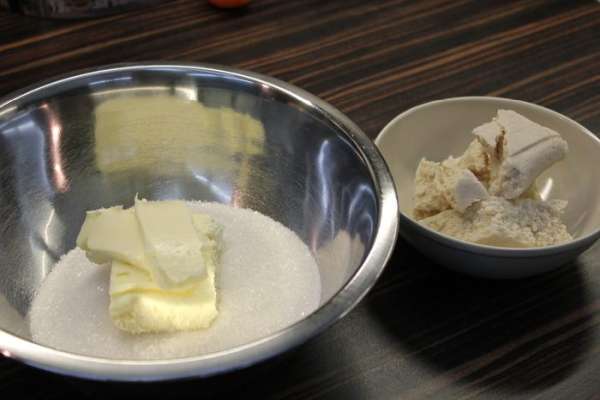Сливочное масло взбить с сахаром и марципаном (марципан для удобства размолола в блендере до крошки, он у меня подсох)...Масса в итоге должна напоминать крошки.