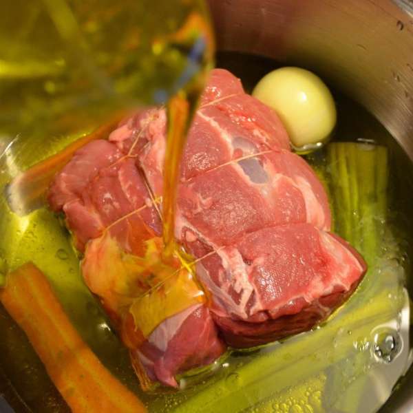 Вот так выглядит мясо через три часа варки - количество жидкости, в которой оно варилось, уменьшилось почти вдвое... Мясо получается очень мягким и нежным, НО...............если вы дадите ему еще полежать в соусе несколько часов, оно будет просто таять во рту!!!!!
Вот так выглядит мясо через три часа варки - количество жидкости, в которой оно варилось, уменьшилось почти вдвое... Мясо получается очень мягким и нежным, НО...............если вы дадите ему еще полежать в соусе несколько часов, оно будет просто таять во рту!!!!!