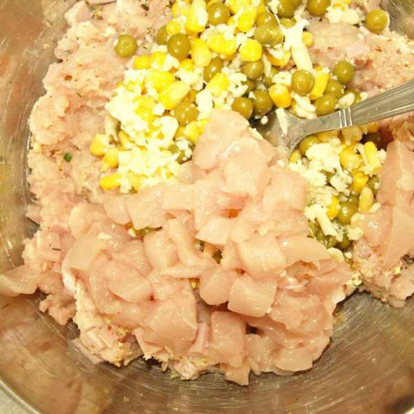 Куриное филе измельчить в блендере, небольшой кусочек филе нарезать кубиками. Куриное филе измельчить в блендере, небольшой кусочек филе нарезать кубиками.