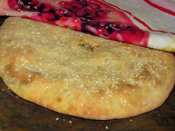 Готовый мясной пирог сбрызнуть водой и накрыть полотенцем. Оставить на 15 минут. Готовый мясной пирог сбрызнуть водой и накрыть полотенцем. Оставить на 15 минут.