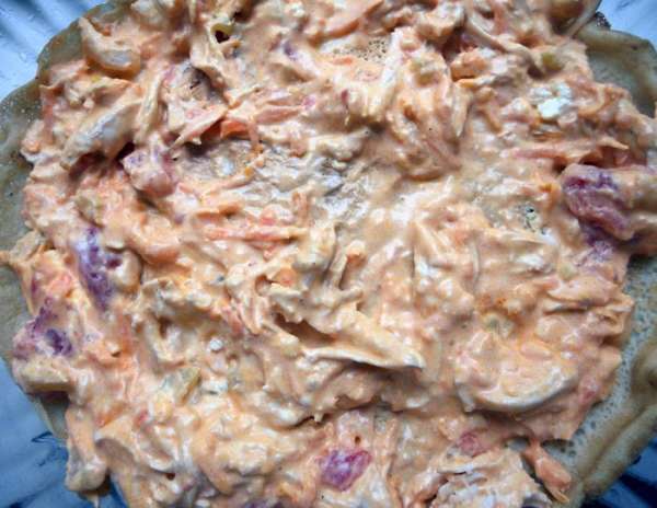 Поверх выложить часть начинки из курицы. Повторить слои, пока позволяет высота формы, или количество блинчиков.