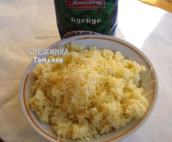 В готовый кускус (еще горячий) положить сливочное масло и натертый сыр. Немного сыра оставить для того, чтобы присыпать пироги перед выпечкой. Перемешать. В готовый кускус (еще горячий) положить сливочное масло и натертый сыр. Немного сыра оставить для того, чтобы присыпать пироги перед выпечкой. Перемешать.