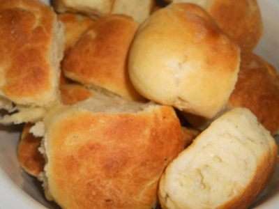 булочки выложить с противня и обмазать каждую чесночным маслом.