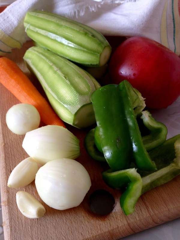 Овощи вымыть. Затем нарезать кусочками, сложить в рукав для запекания.
*луковицы средние;
*морковь крупная;
*кабачки крупные;
*перец крупный;
*помидоры чуть больше среднего.
