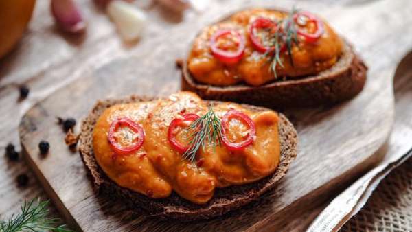 Эту икру очень вкусно есть со свежим ржаным хлебом.