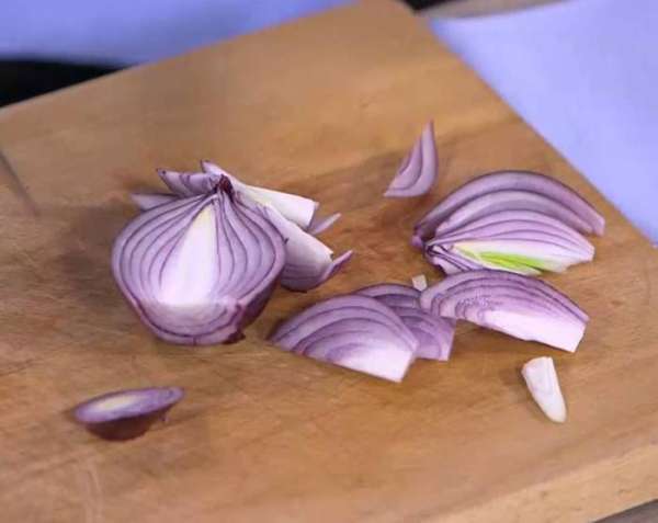 Красный лук почистить и нарезать дольками.