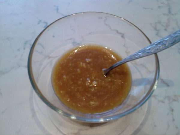 Мясо поперчить, посолить и обмазать маринадом. Оставить на 15 минут.