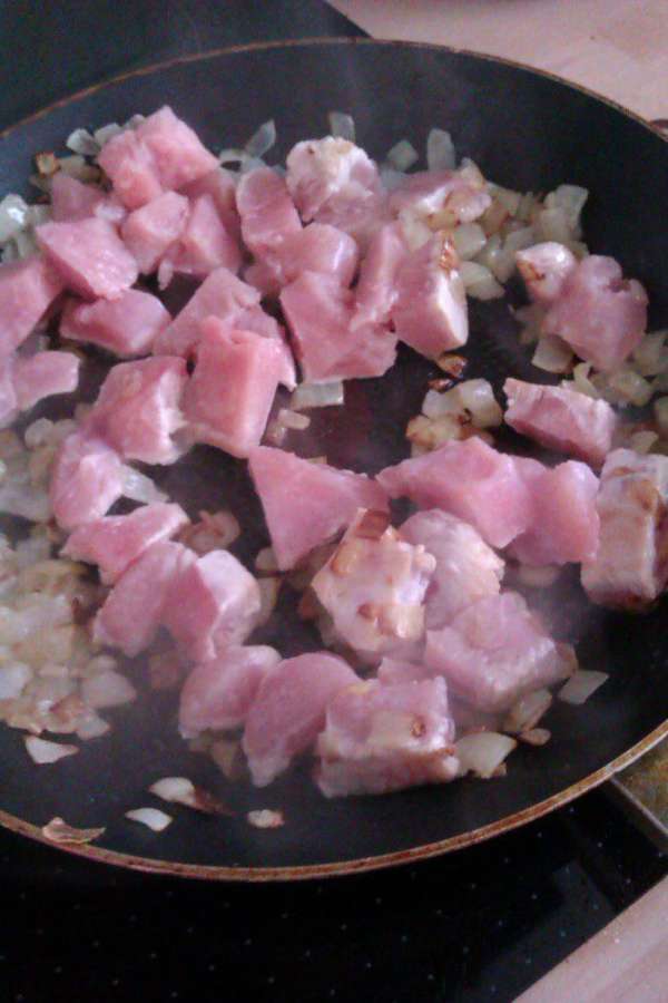 Режем мясо на кусочки, добавляем его к специям.