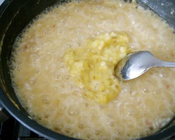 Добавить банановую смесь в ризотто. Посолить и поперчить по вкусу. Готовое ризотто снять с огня и сразу положить оставшееся сливчоное масло, перемешать. Добавить банановую смесь в ризотто. Посолить и поперчить по вкусу. Готовое ризотто снять с огня и сразу положить оставшееся сливчоное масло, перемешать.