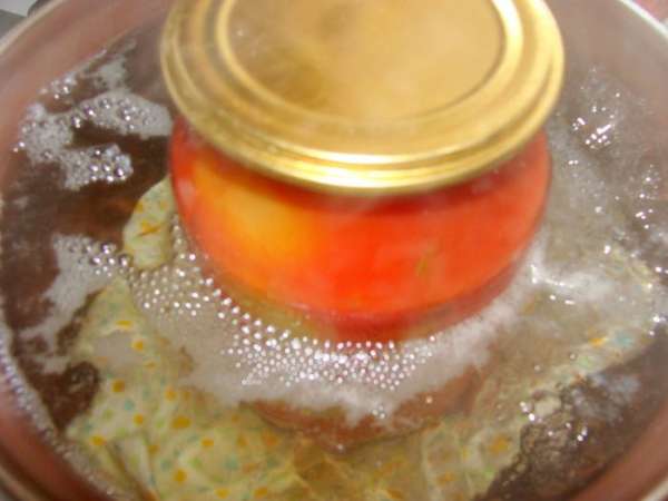 Банки накрыть стерелизованными крышками. В кастрюлю постелить на дно тряпочку, поставить банки и залит горячей водой. Поставить на огонь, кипятить после закипания 15мин литровые банки, 20мин полутора литровые.
Я, советую использовать банки не мене 1,5 литра объемом, чтобы перцы было удобнее укладывать. У меня таких не оказалось, использовала литровые.