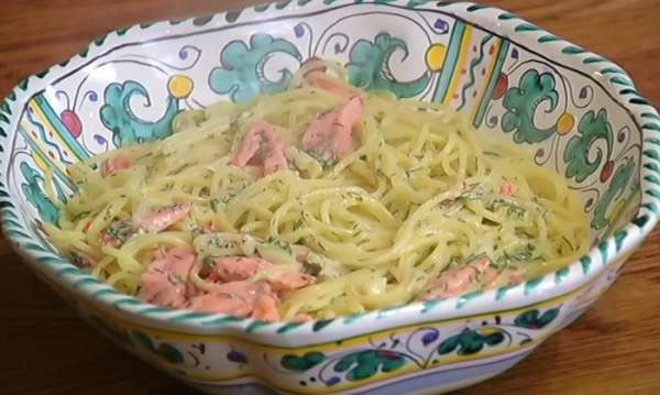 Макароны выложить в сковороду с соусом из форели, перемешать, влить джин, еще раз все перемешать и сразу подавать.
