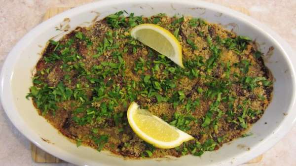 Для этого выложите гарнир посередине тарелки. Часть мяса подденьте лопаточкой и положите его сверху на гарнир. Подавайте с ломтиком лимона, т.к. сок лимона замечательно освежает блюдо.