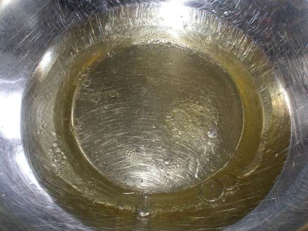 В миске смешать масло и воду.