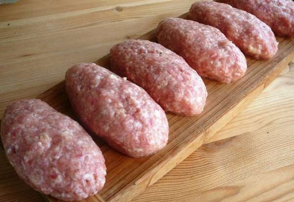 Хлебную крошку (или панировочные сухари)насыпать на плоскую тарелку, яйцо взболтать... Хлебную крошку (или панировочные сухари)насыпать на плоскую тарелку, яйцо взболтать...