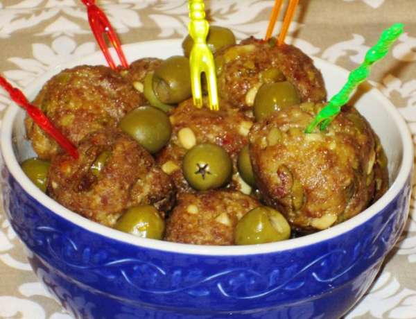 Мясные биточки с оливками и кедровыми орешками