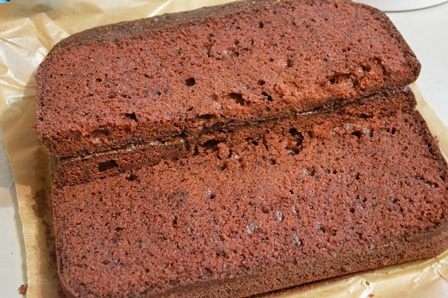 Выпекаем бисквит по рецепту www.edimdoma.ru/recipes/17392. Я делала двойную порцию и выпекала в квадратной форме на 28 см. 