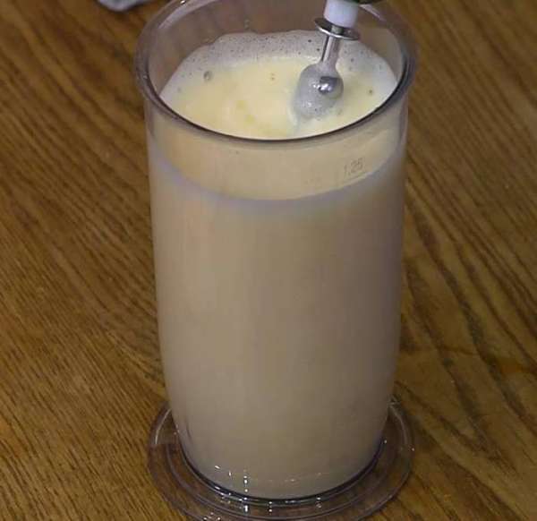 Яйцо и 3 ст. ложки горячей воды взбить блендером с насадкой-венчиком на очень высокой скорости. 